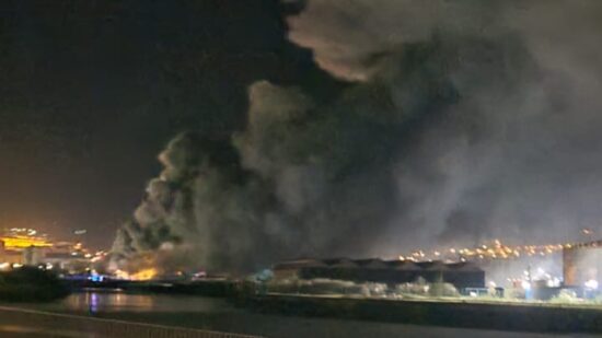Cuatro desalojados por un incendio en el antiguo matadero de Zorroza