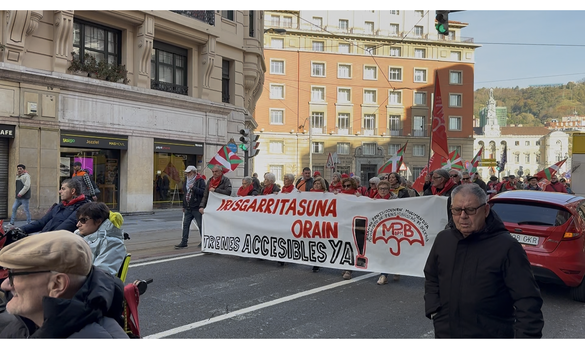 Manifestación multitudinaria en Bilbao para exigir medios de transporte adaptados