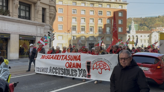 Manifestación multitudinaria en Bilbao para exigir medios de transporte adaptados