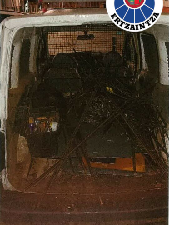 Detenidos tres jóvenes por robar barras de acero en una obra de Ortuella