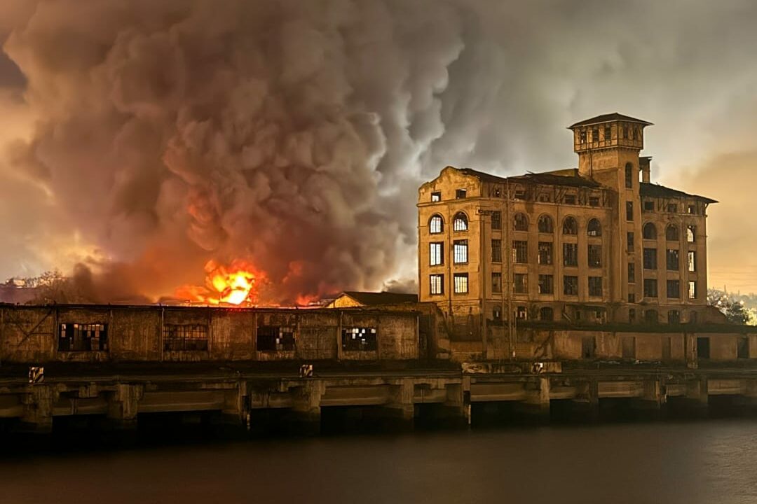 Estas son las imágenes del edificio incendiado en Zorrotza tras el devastador fuego de ayer