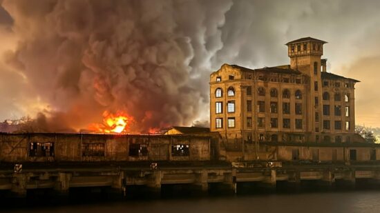 Estas son las imágenes del edificio incendiado en Zorrotza tras el devastador fuego de ayer