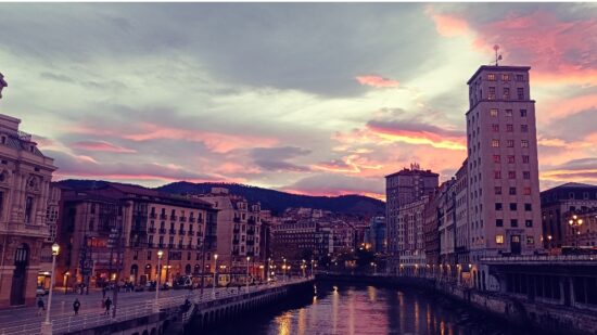 Atardeceres de postal en Bilbao: el arcoíris y los cielos rosas conquistan la ciudad