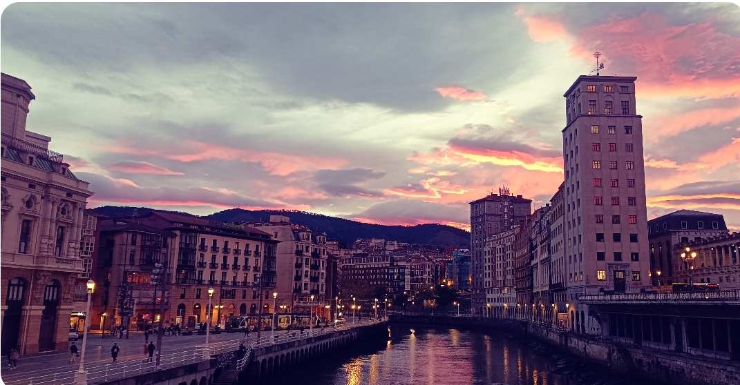 Atardeceres de postal en Bilbao: el arcoíris y los cielos rosas conquistan la ciudad