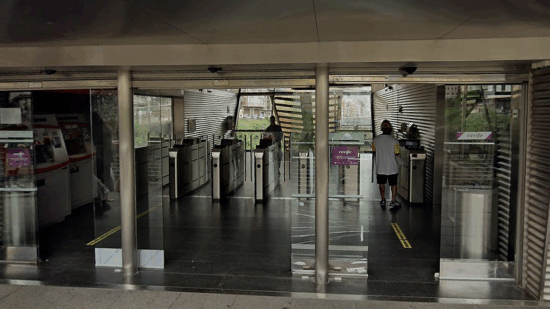 Zabalburu, el apeadero imposible: escaleras rotas, pasajeros gratis y excrementos