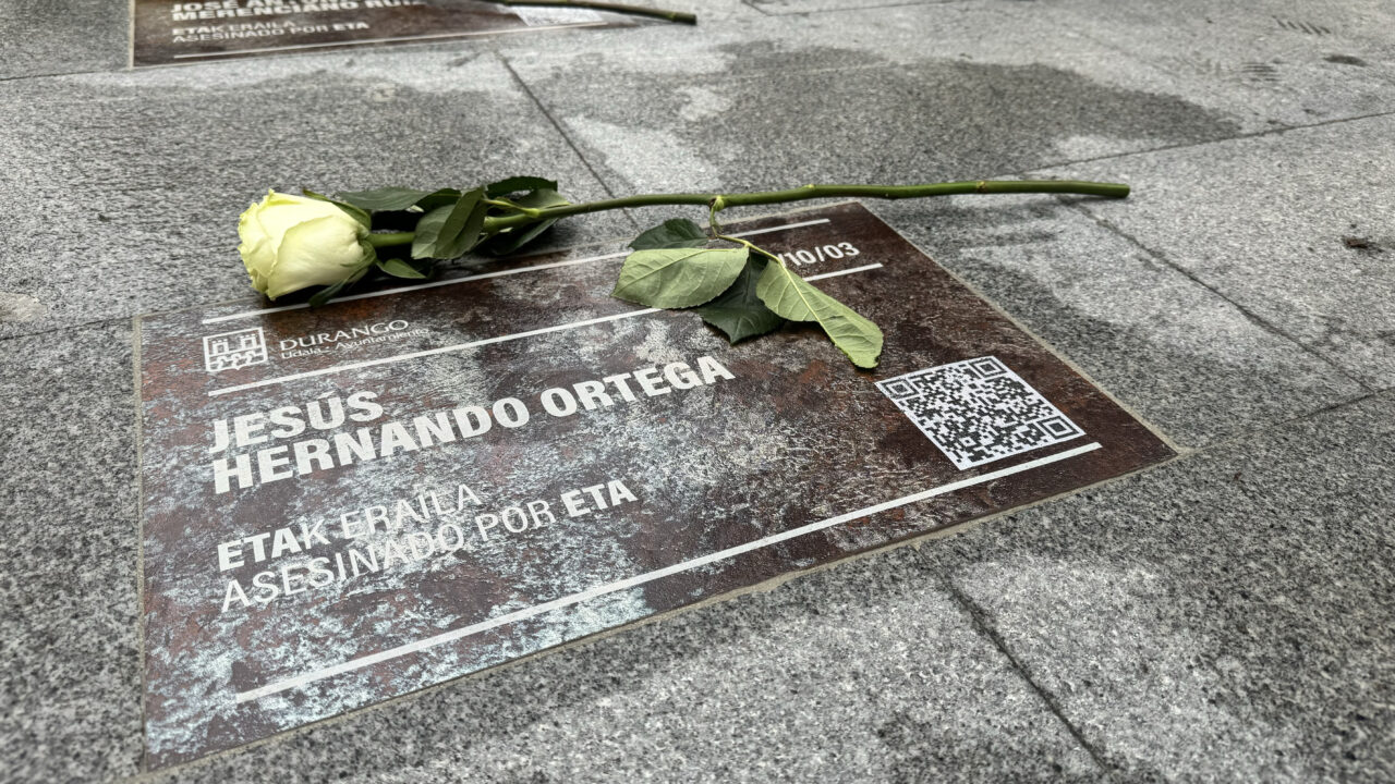 Vandalizan tres de las nueve placas colocadas en Durango en memoria de víctimas de ETA