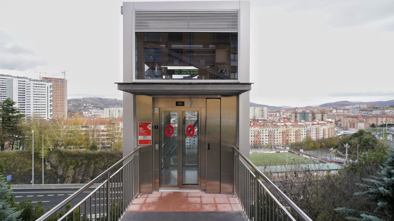 Bilbao pone en marcha un nuevo ascensor público en Lezeaga para mejorar la accesibilidad entre Masustegi y Basurto