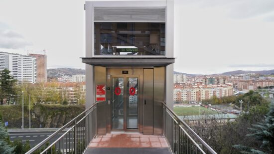 Bilbao pone en marcha un nuevo ascensor público en Lezeaga para mejorar la accesibilidad entre Masustegi y Basurto