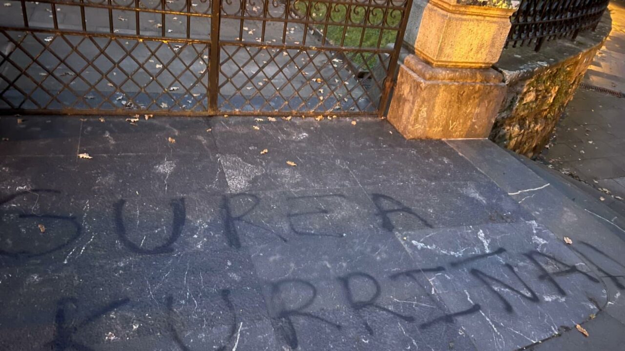 Vandalizan la Casa de Juntas de Gernika: pintadas y robo de banderas