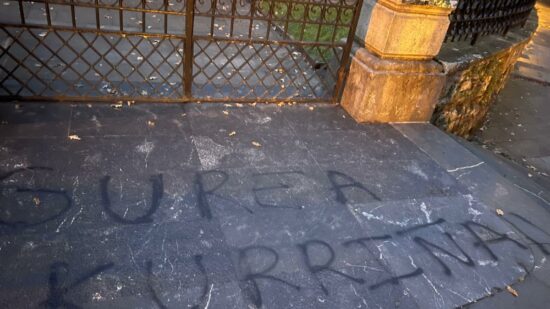 Vandalizan la Casa de Juntas de Gernika: pintadas y robo de banderas