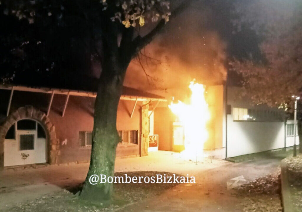 Los bomberos extinguen un incendio en la haurreskola de Elorrio