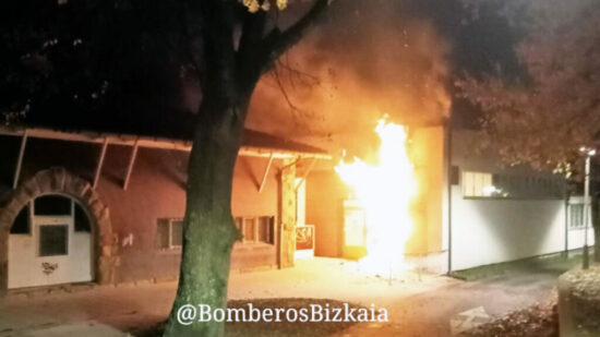 Los bomberos extinguen un incendio en la haurreskola de Elorrio