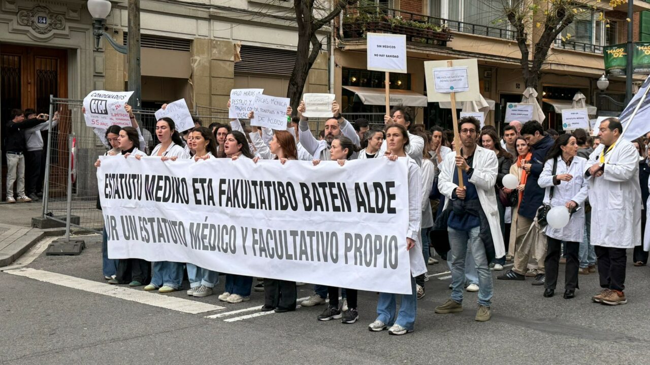 Protesta de batas blancas en Moyua: «Estamos infrarrepresentados en Madrid»