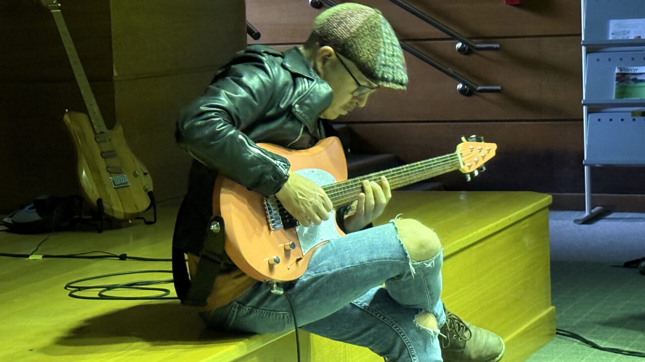 Haimar Arejita recibe la guitarra que tocará en el último concierto de Gatibu