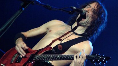 La vinculación de Robe Iniesta con Bizkaia: de su amistad con Platero y Tú a «escribir canciones sobre el mar»