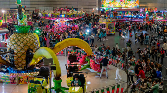 El Parque Infantil de Navidad abre sus puertas en el BEC con la visita de Olentzero y Mari Domingi