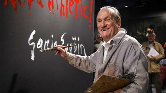 Muere Iñaki García Ergüin, el pintor que viajó todo un año con el Athletic para plasmar la pasión rojiblanca