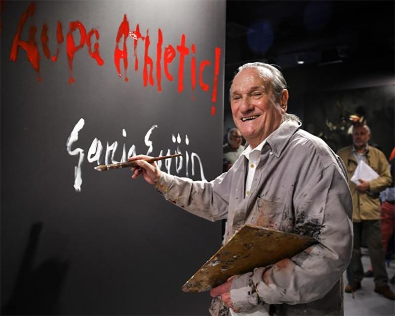 Muere Iñaki García Ergüin, el pintor que viajó todo un año con el Athletic para plasmar la pasión rojiblanca