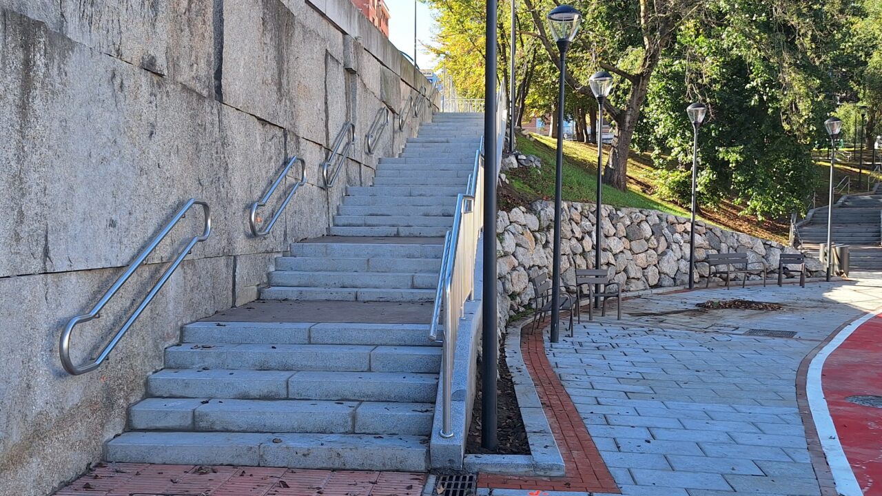 Bilbao estrena un nuevo parque que conecta Ametzola y La Casilla tras recuperar el talud de la Avenida del Ferrocarril