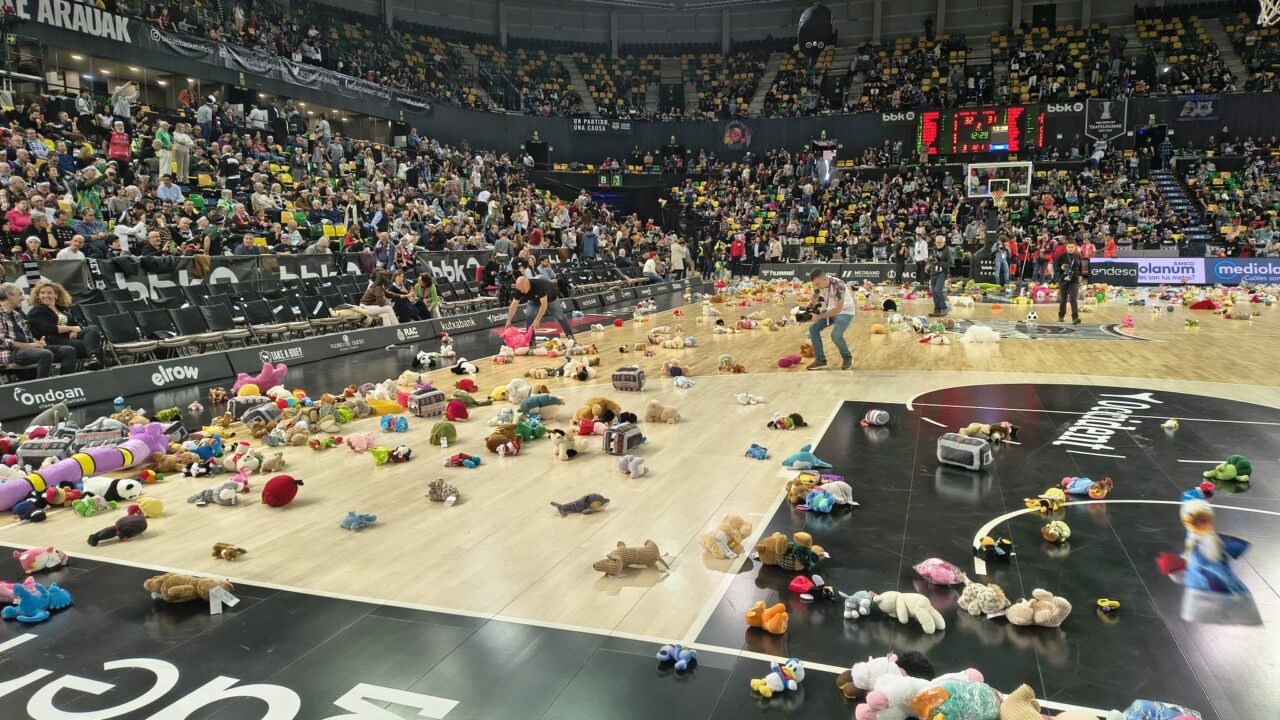La tradicional lluvia de peluches inunda Miribilla de solidaridad