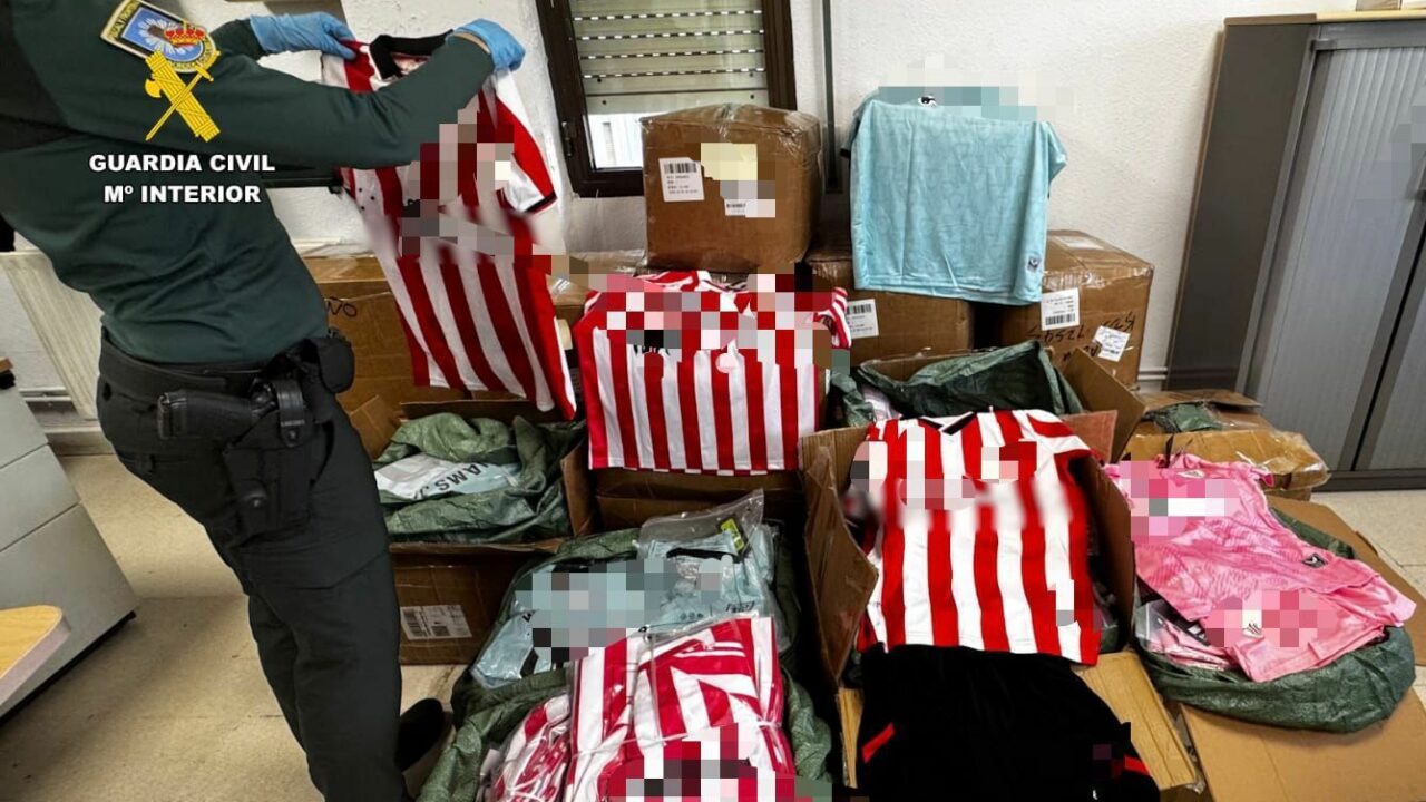 Golpe al fraude en Bizkaia: interceptadas en Santurtzi más de 2.000 equipaciones falsas del Athletic