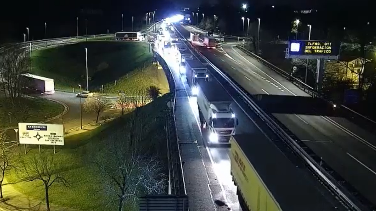 La Ertzaintza avisa a los camioneros de las largas colas en Biriatou por las protestas en Francia