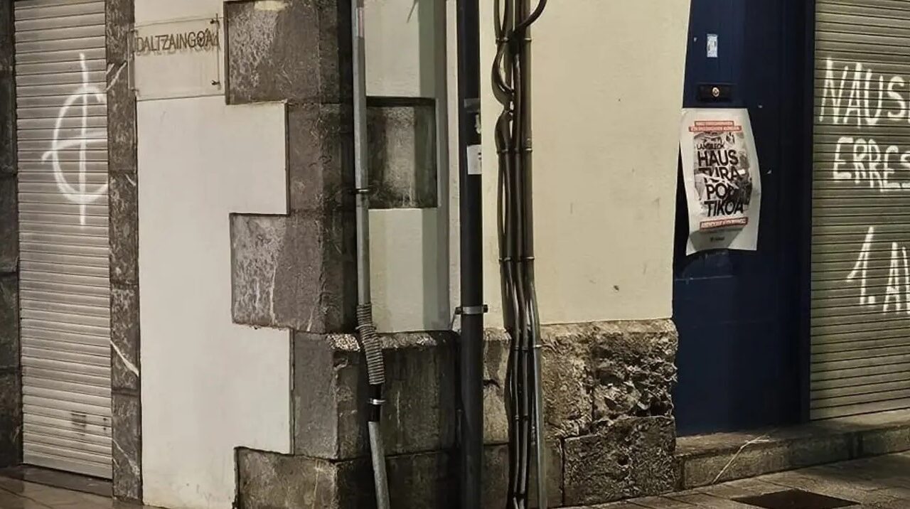 Aparecen pintadas con una diana en la comisaría de la Policía Municipal de Ondarroa