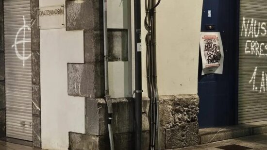 Aparecen pintadas con una diana en la comisaría de la Policía Municipal de Ondarroa