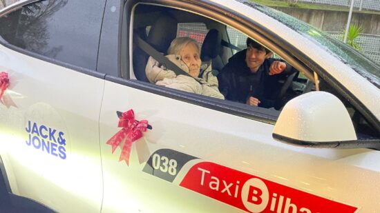 Los taxis solidarios llevan la Navidad a cuatro residencias de Bilbao