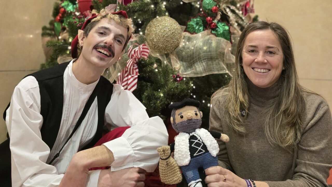 Tres carrozas y más de 800 kilos de caramelos blandos en la cabalgata del Olentzero en Barakaldo