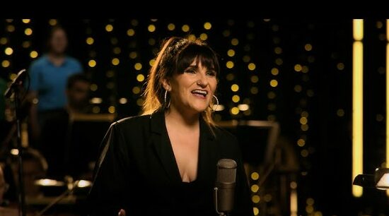 Así suena el nuevo villancico en euskera de Rozalén