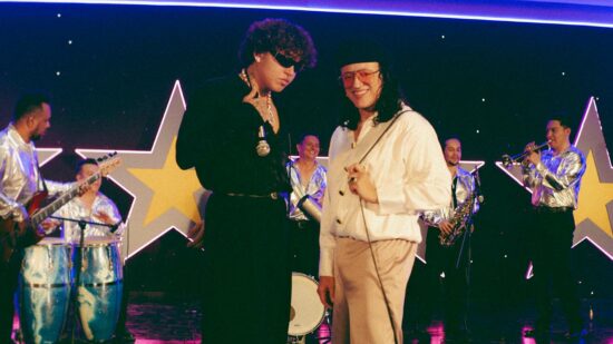 Beéle y Elvis Crespo ponen ritmo a la Navidad con La Patadita