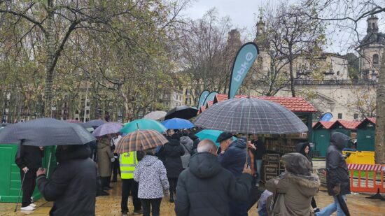 La lluvia no puede con las ganas de disfrutar de la feria de Santo Tomás en Bilbao