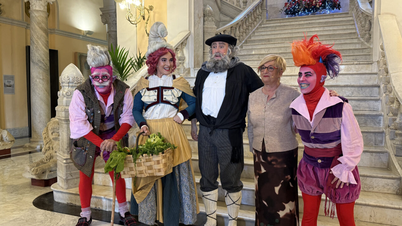 Olentzero y Mari Domingi se preparan para recibir a los más pequeños