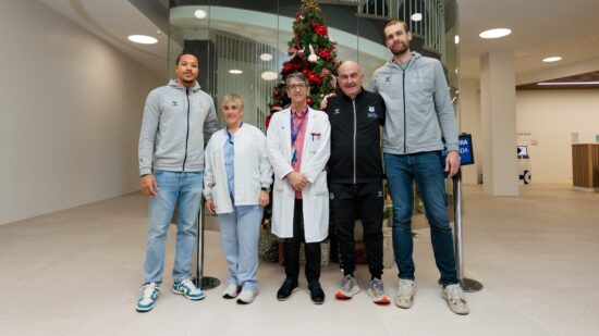 El Surne Bilbao reparte alegría en los hospitales de Bizkaia