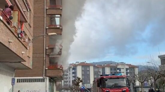 Un incendio en un balcón obliga a desalojar una vivienda en Matiena