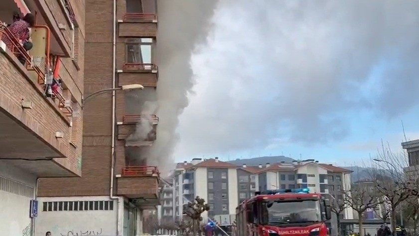 Un incendio en un balcón obliga a desalojar una vivienda en Matiena