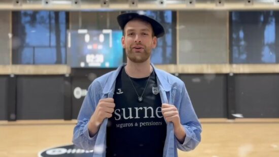 Los jugadores del Surne Bilbao cantan en euskera su ya tradicional villancico