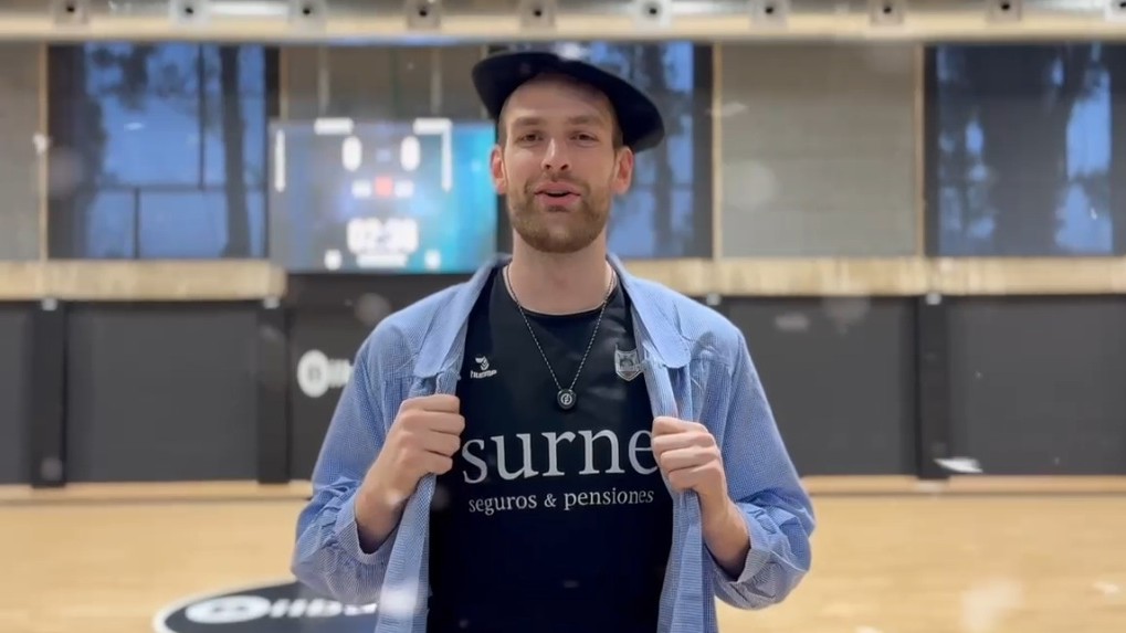 Los jugadores del Surne Bilbao cantan en euskera su ya tradicional villancico