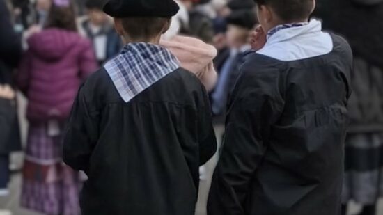 Una tradición que se repite: los txikis de Bizkaia salen a la calle para cantar y bailar villancicos
