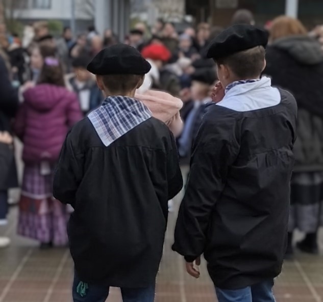 Una tradición que se repite: los txikis de Bizkaia salen a la calle para cantar y bailar villancicos