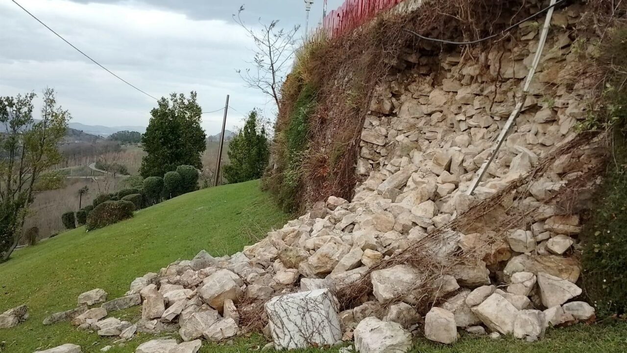 Bilbao asegura la zona y encarga un estudio sobre el estado del muro del Parque de la Huella en Artxanda
