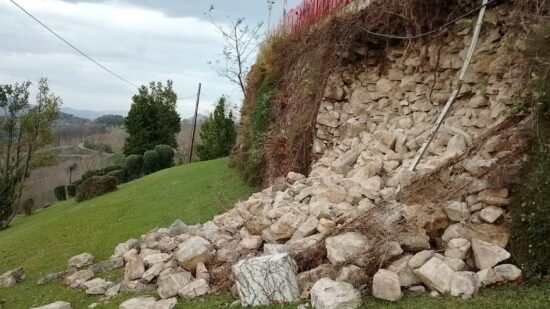 Bilbao asegura la zona y encarga un estudio sobre el estado del muro del Parque de la Huella en Artxanda