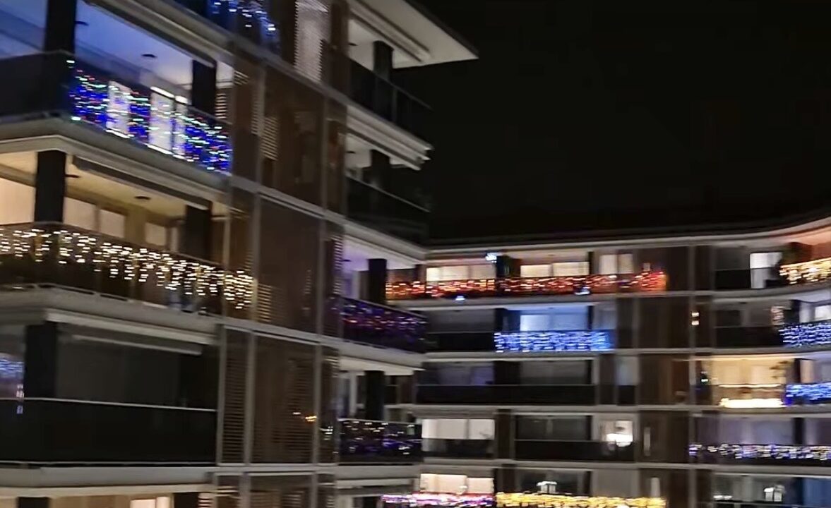 Casi 2.000 balcones iluminados en Etxebarri para ayudar a Aingeru: récord solidario estas Navidades