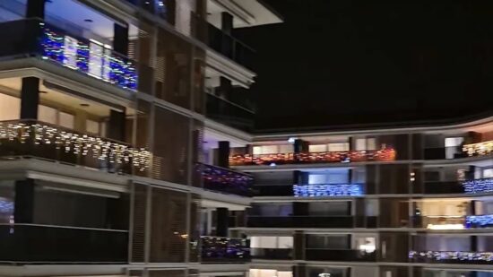 Casi 2.000 balcones iluminados en Etxebarri para ayudar a Aingeru: récord solidario estas Navidades