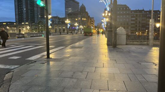Bilbao se coge puente por  Navidad: el puente del Arriaga amanece casi vacío en pleno día laborable