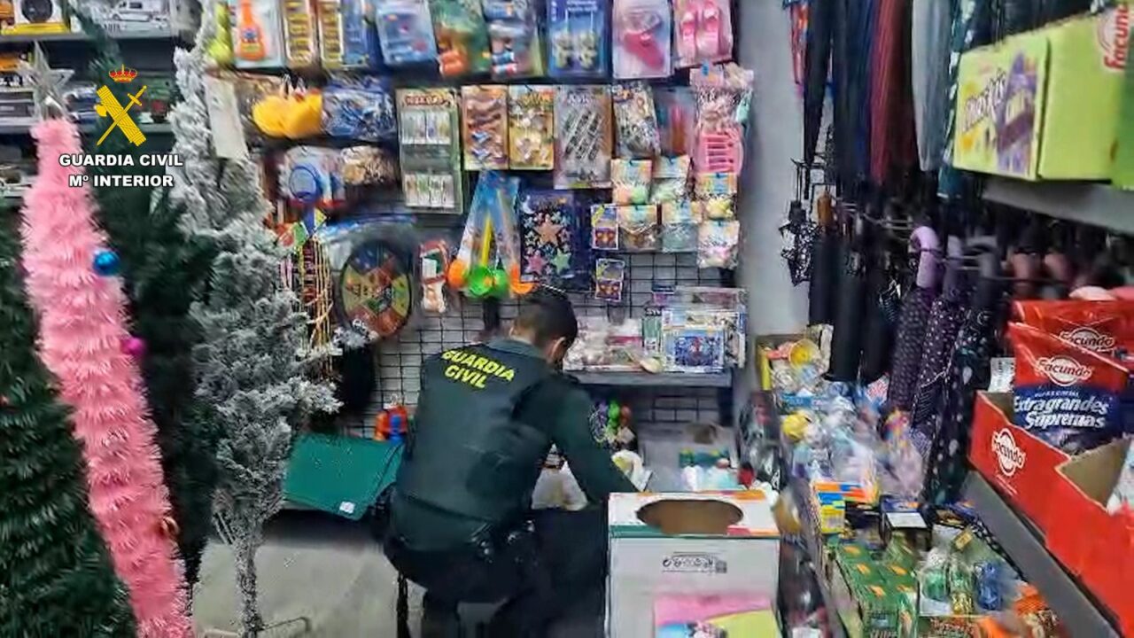 Intervienen más de 800 productos falsificados de telefonía y juguetes en Bizkaia