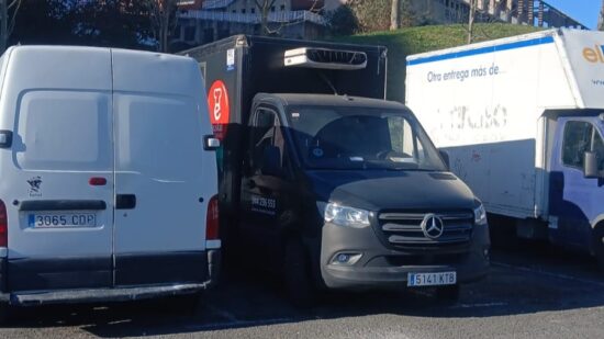 Localizada en Otxarkoaga la furgoneta de reparto robada a plena luz del día en Zamudio