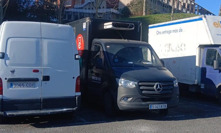 Localizada en Otxarkoaga la furgoneta de reparto robada a plena luz del día en Zamudio