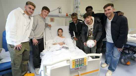 La plantilla del Athletic Club lleva su mensaje de ánimo a los niños hospitalizados de Bizkaia